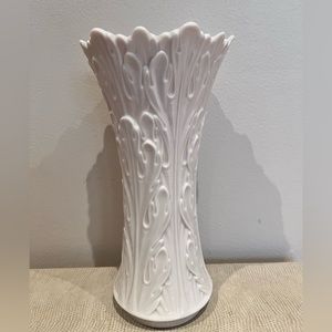 Lenox Acanthus Leaf vase, vintage. Made in the USA, bone porcelain. Excellent